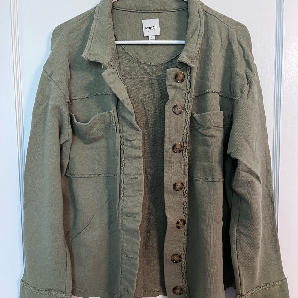 Kensie Military Green Utility Jacket with Collared Neckline and Relaxed Fit
